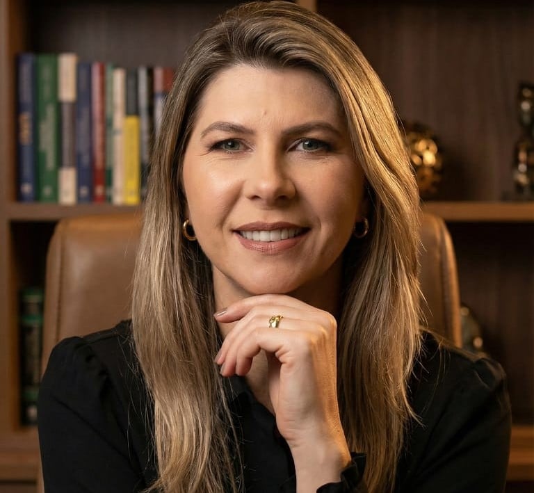 Thaís Janaina Wenczenovicz