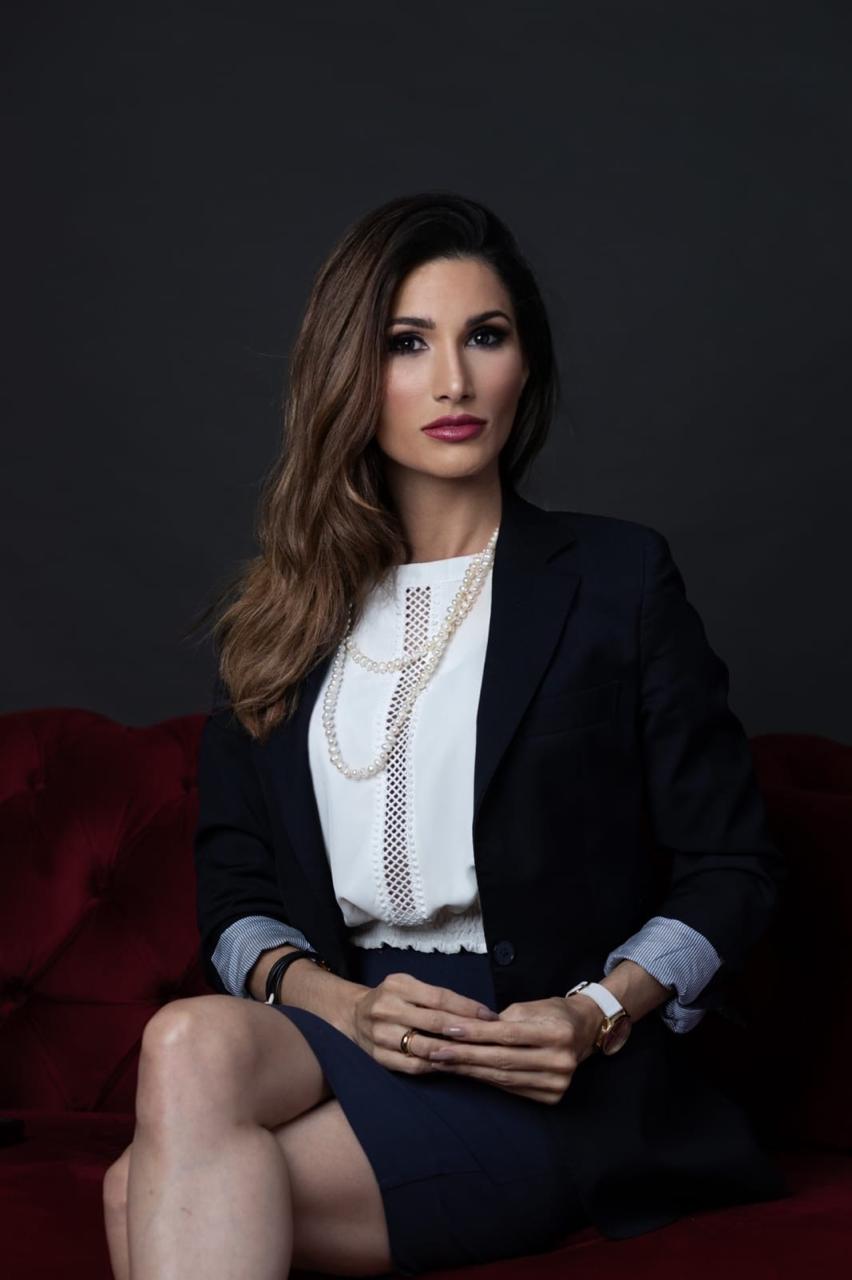 Anna Lourensetti em ambiente corporativo discutindo influência e liderança estratégica nos bastidores empresariais