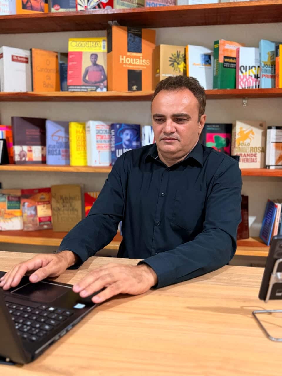 Iniciativa liderada por Neylton Almeida propõe a implantação de polos digitais tecnológicos em cidades baianas, combinando conectividade via satélite, capacitação tecnológica e ambientes de inovação voltados à nova economia.